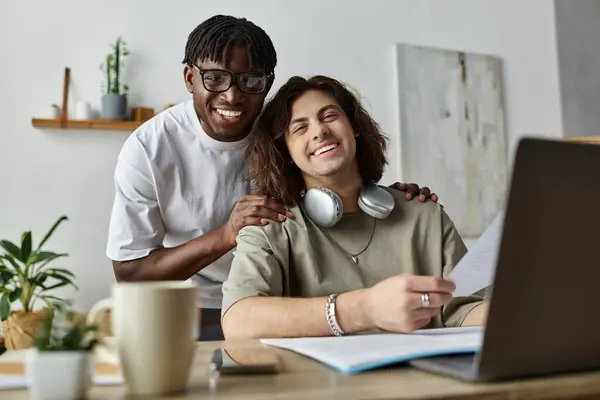 Deux partenaires profitent l'un de l'autre tout en travaillant dans leur configuration de bureau à domicile invitant. — Photo de stock