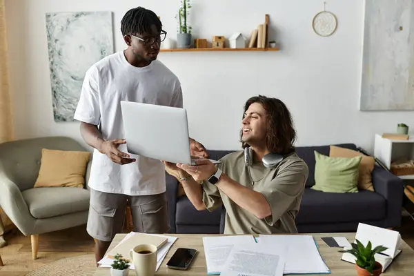 Two partners engage in a lighthearted discussion about their laptop while enjoying their cozy home. — Stock Photo