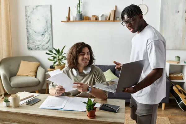 Ein fröhliches schwules Paar arbeitet an einem Projekt, tauscht Ideen aus und lacht zu Hause. — Stockfoto