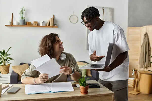 Dos parejas disfrutan de un momento de alegría mientras trabajan en sus estudios en casa, rodeados de comodidad. - foto de stock