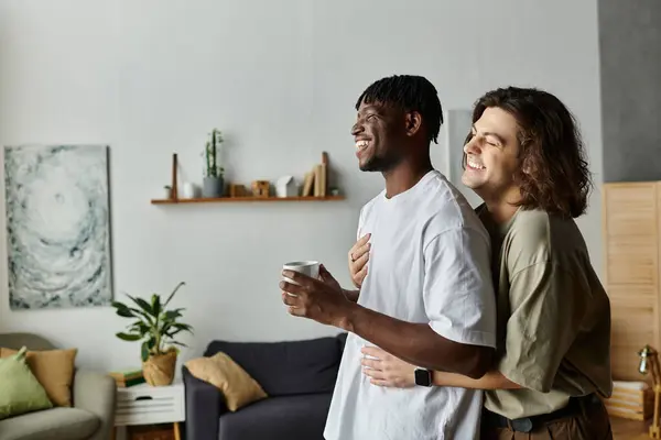A couple shares laughter and affection while relaxing in their warm, inviting living room. — Stock Photo