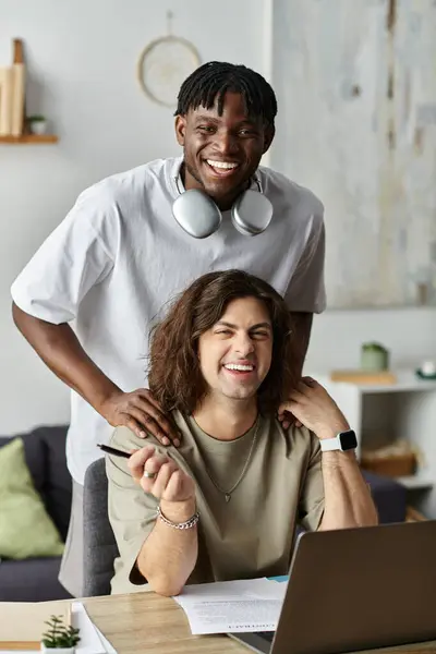 Una coppia gioiosa condivide un momento a casa, assorto in ogni altro e compiti. — Stock Photo