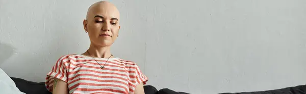 Молода жінка з алопецією сидить комфортно, випромінюючи впевненість і спокій. — Stock Photo