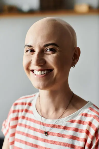 A cheerful bald woman radiates confidence and warmth in a bright, inviting space. — Stock Photo