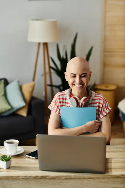 Uma mulher careca alegre envolvida em seu trabalho, cercada por uma atmosfera calorosa e convidativa. — Fotografia de Stock