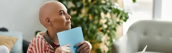 A young woman with alopecia sits gracefully. — Stock Photo