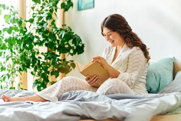 Eine junge Frau genießt ihr Lieblingsbuch und entspannt sich in einem gemütlichen, pflanzengefüllten Schlafzimmer. — Stockfoto