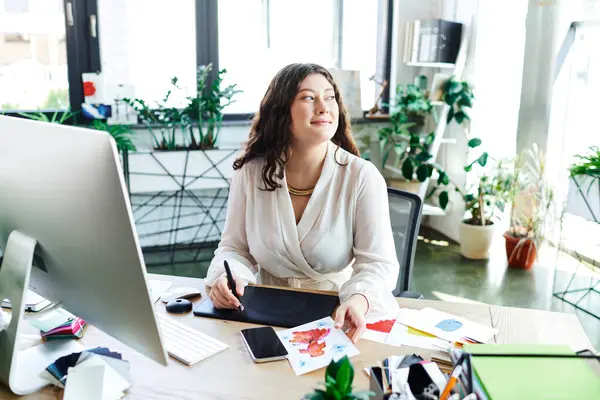 A lively plus size woman creates in her cozy office, surrounded by greenery. — Stock Photo