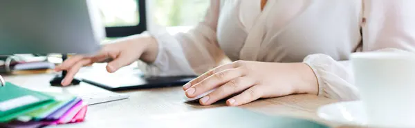 Uma jovem mulher plus size entusiasticamente digita em seu laptop enquanto desfruta de um ambiente de escritório acolhedor. — Fotografia de Stock