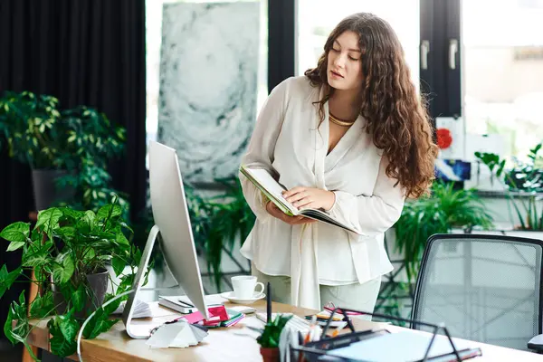 Уверенная в себе женщина plus size занимается работой в окружении пышной зелени и уютной атмосферы. — стоковое фото