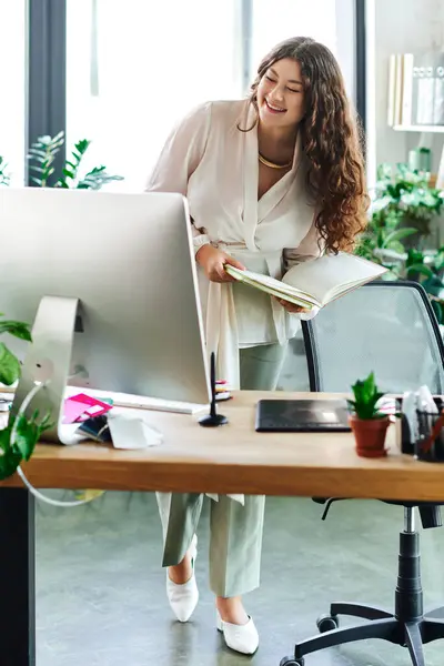Uma jovem alegre plus size mulher organiza seus arquivos em um escritório elegante, desfrutando de seu espaço. — Fotografia de Stock