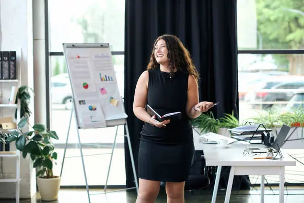 A confident plus size woman shares her innovative concepts in a lively corporate workspace, inspiring her colleagues. — Stock Photo
