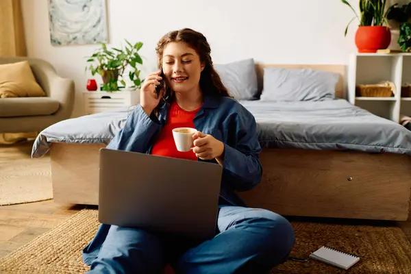 Eine fröhliche Frau entspannt sich in ihrem Haus, nippt am Kaffee, während sie telefoniert, und umarmt eine gemütliche Atmosphäre. — Stock Photo