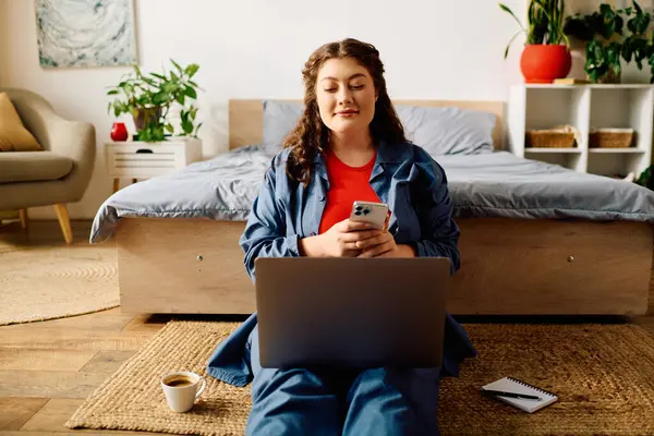 Relaxing at home, a young, beautiful woman engages with her laptop while enjoying a warm cup of coffee. — Stock Photo