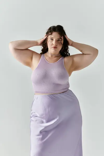A striking plus size woman showcases her style and confidence in a lavender ensemble. — Stock Photo