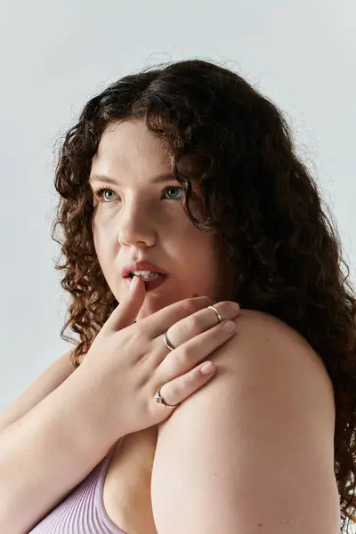 A graceful plus size woman poses thoughtfully, showcasing her natural beauty and confidence. — Stock Photo