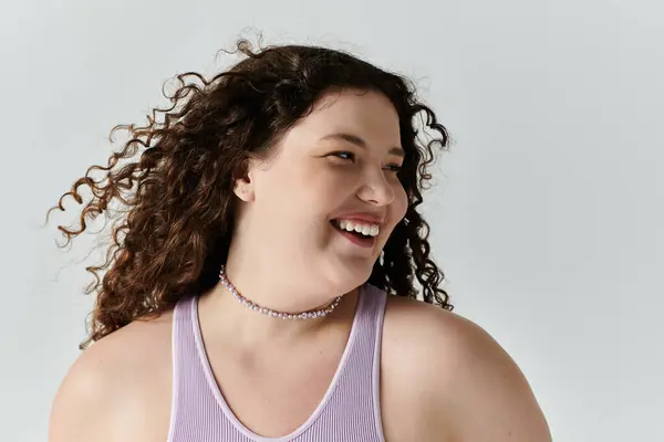 Una donna elegante plus size irradia felicità mentre mostra la sua personalità vibrante. — Foto stock