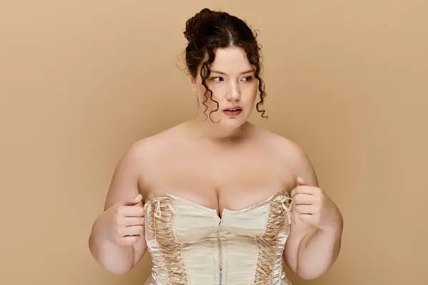 An elegant plus size woman exudes confidence while adjusting her stylish corset in a serene setting. — Stock Photo