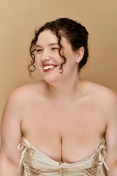 A beautiful plus size woman radiates joy with a big smile, showcasing her confidence and elegance. — Stock Photo