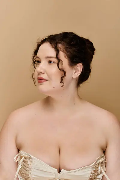 A beautiful plus size woman showcases her elegance with soft curls and a serene expression. — Stock Photo
