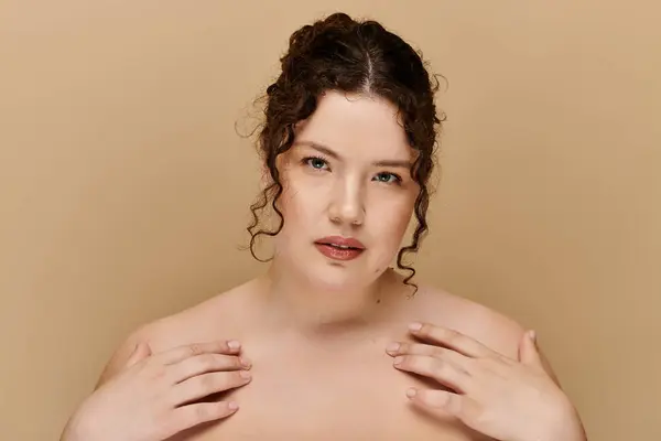A confident plus size woman showcases her beauty, emanating elegance and self assurance. — Stock Photo