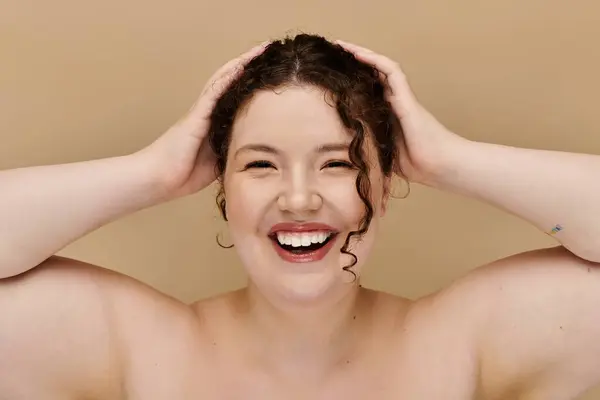 A joyful plus size woman radiates confidence and happiness while playfully touching her hair. — Stock Photo