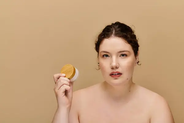 Красивая женщина plus size держит в руках кожу, излучающую уверенность и спокойствие. — стоковое фото