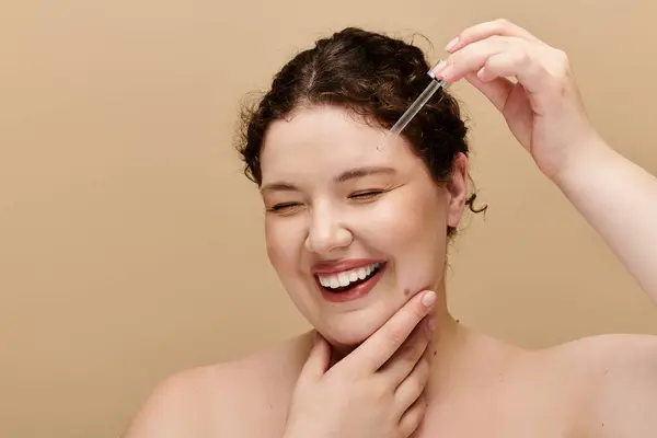 A radiant plus size woman smiles while applying skincare, celebrating her natural beauty with joy. — Stock Photo