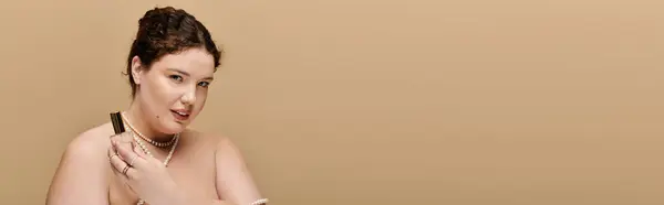 A graceful plus size woman highlights her favorite beauty product while posing elegantly. — Stock Photo