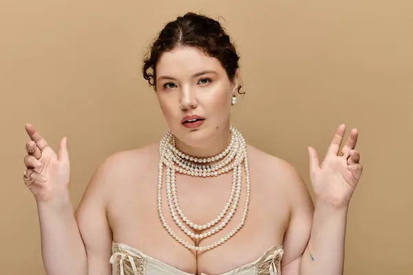 A stunning plus size model showcases her beauty adorned in pearls, exuding elegance and charm. — Stock Photo