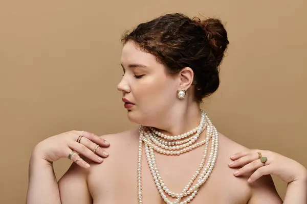 A stunning plus size woman showcases her beauty, gracefully adorned in layers of pearls. — Stock Photo