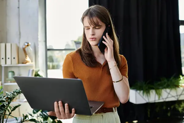 Personne ciblée qui exécute des tâches de travail à l'aide d'un ordinateur portable lors d'un appel téléphonique au bureau. — Stock Photo