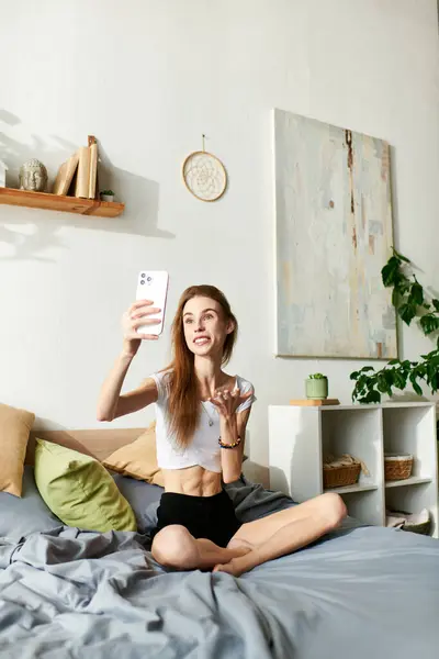Uma jovem de 20 anos usa seu telefone para se conectar enquanto navega em sua vida diária com anorexia. — Fotografia de Stock