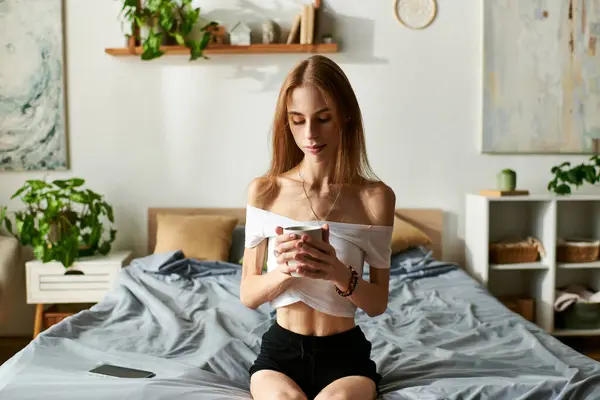 Em um ambiente acolhedor casa, uma jovem mulher com anorexia goza de uma bebida quente — Fotografia de Stock