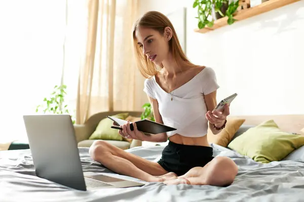 Em seu quarto acolhedor, uma jovem se envolve com seus hobbies, irradiando felicidade enquanto equilibra tarefas.. — Fotografia de Stock