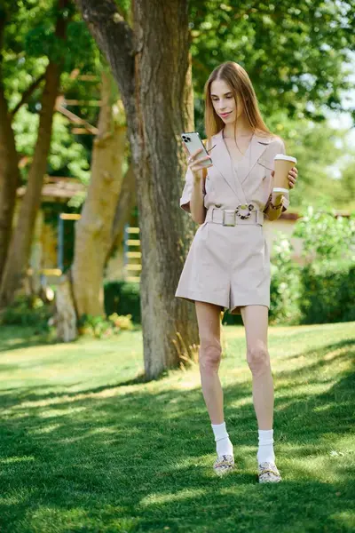 A young woman with a radiant smile spends a joyful afternoon outside, sipping coffee and enjoying nature. — Stock Photo