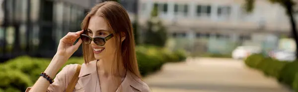 Une jeune femme au sourire joyeux fait l'expérience de la beauté du plein air, embrassant pleinement et positivement sa vie quotidienne. — Photo de stock