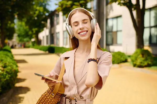 A jovem com anorexia passa um momento alegre ao ar livre, deliciando-se com sua música favorita com um sorriso brilhante. — Fotografia de Stock