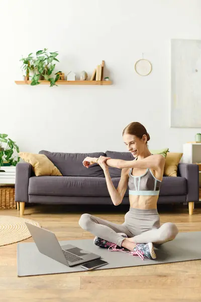 Una joven con anorexia practica su rutina de ejercicios en casa, enfocándose en su viaje de salud con determinación. - foto de stock