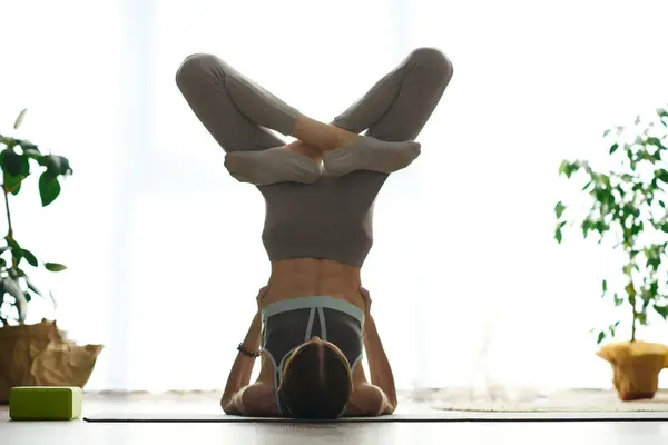 Em um ambiente familiar sereno, uma jovem com anorexia persiste com sua rotina de exercícios, navegando sua jornada para o bem-estar.. — Fotografia de Stock