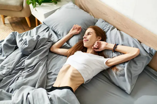 Em um quarto aconchegante, uma jovem se estende na cama, refletindo sobre sua vida diária ao gerenciar seu distúrbio alimentar. — Fotografia de Stock