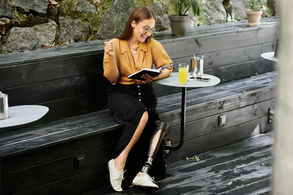 Uma jovem relaxa em um café acolhedor, lendo um livro e bebendo uma bebida, destacando seu estilo de vida vibrante.. — Fotografia de Stock