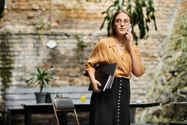 Una joven se involucra en una conversación telefónica en un ambiente cálido café. — Stock Photo