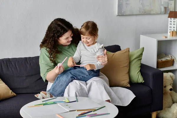 A loving plus size woman engages with her daughter, sharing smiles while coloring together. — Stock Photo