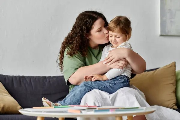 Eine freudige Plus-Size-Frau teilt einen innigen Kuss mit ihrer Tochter, umgeben von Wärme. — Stockfoto