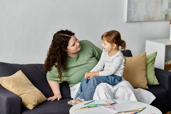 A warm plus size mom and her daughter share a fun chat together. — Stock Photo