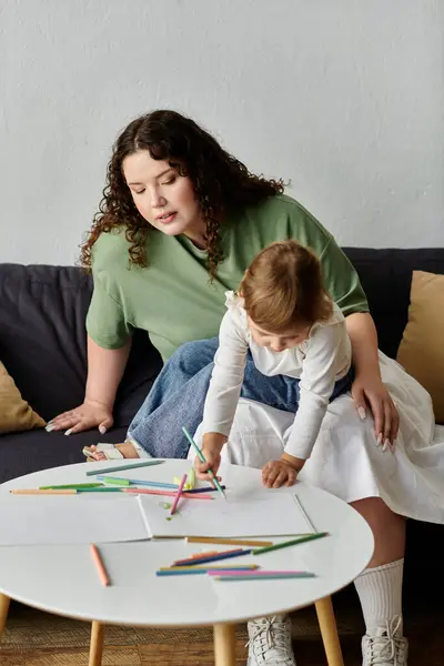 A mãe amorosa plus size orienta sua filha como eles gostam de atividades de arte coloridas juntos. — Fotografia de Stock