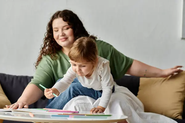 A joyful moment unfolds as a mother supports her daughter artistic exploration on the floor. — Stock Photo