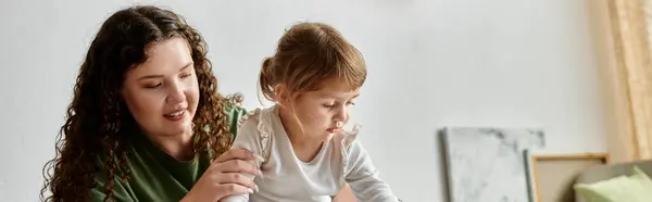 A loving plus size mother engages with her curious daughter in a warm, inviting space. — Stock Photo