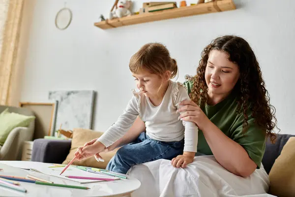 A mother guides her daughter as they enjoy a creative afternoon filled with coloring and laughter. — Stock Photo